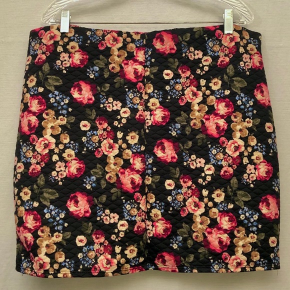Brat Star | Quilted Floral Scuba Pencil Mini Skirt - Picture 3 of 4